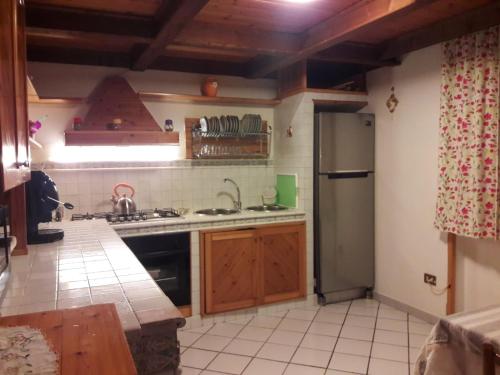 巴勒莫Casa de Spuches的厨房配有水槽和冰箱