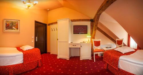 锡吉什瓦拉锡吉什瓦拉中央公园酒店的客房设有两张床、一张桌子和一台电视。