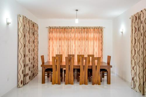 尼甘布NegomboVilla的一间带木桌和椅子的用餐室