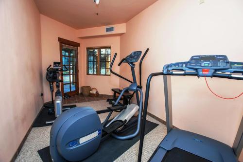 陶斯拉洛马广场旅馆的健身房设有两辆健身自行车和跑步机
