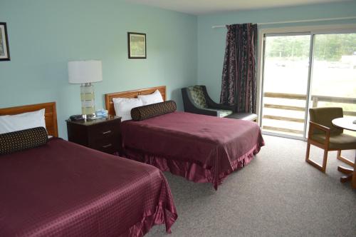 West BrookfieldCopper Lantern Motor Lodge的酒店客房设有两张床和一个阳台。