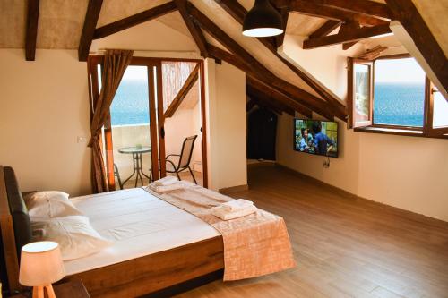 乌尔齐尼Villa Dulcinea的一间设有床铺的卧室,位于带窗户的房间内