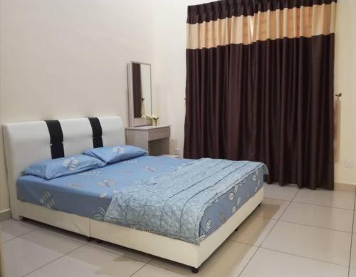 阿罗士打Kkp民宿度假屋的一间卧室配有一张带蓝色床单和窗帘的床