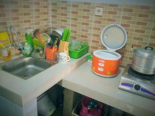 万隆Homestay Bumi Asri III Cikutra的厨房柜台设有水槽和搅拌机