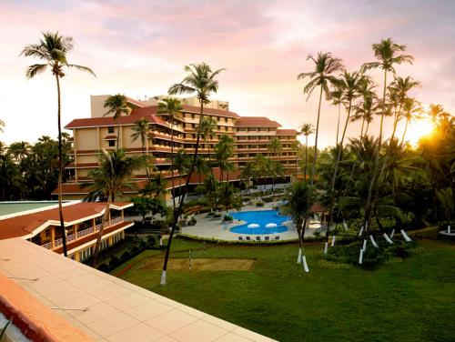 孟买隐逸酒店及会议中心的享有度假村的空中景致,设有游泳池和棕榈树