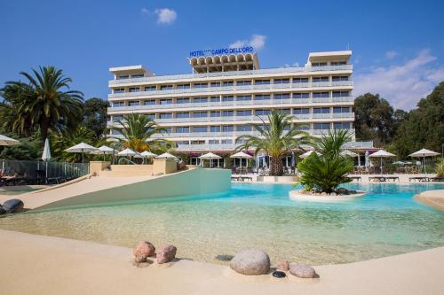 阿雅克修坎博德罗洛酒店的一座带游泳池和度假村的酒店