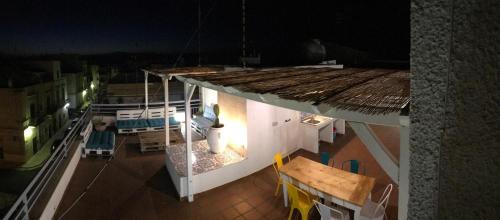 滨海波利尼亚诺Santo Cosma Holiday Suite的享有带桌子和屋顶的建筑的顶部景色