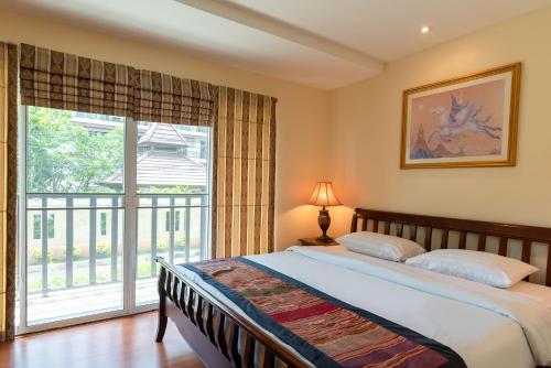 乔木提恩海滩乔木提恩海滩酒店的一间卧室设有一张床和一个大窗户