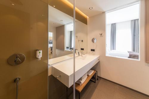 多瑙河畔克雷姆斯Klinglhuber Suites的一间带水槽和镜子的浴室