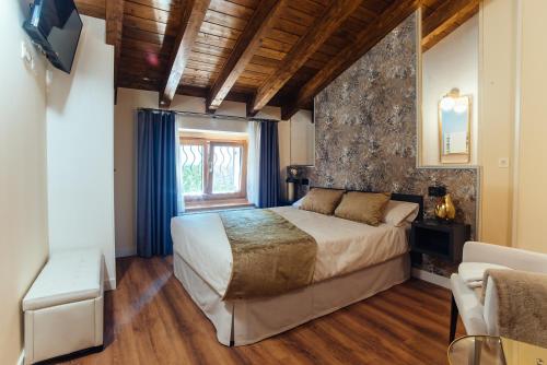 莫利诺斯德杜埃罗Hotel Rural Pinares de Soria的一间卧室设有一张大床和一个窗户。