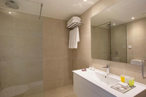 帕福斯金星海滩酒店的一间带水槽和镜子的浴室