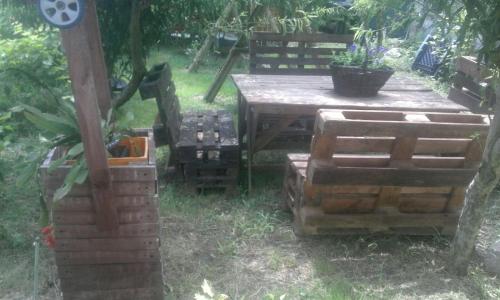 维纳斯Vila Hipo的庭院里的一张木桌和椅子,配有桌子