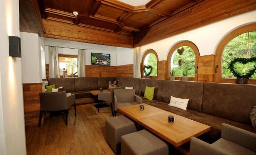 图克斯博格斯克芬酒店的餐厅设有木制天花板和桌椅