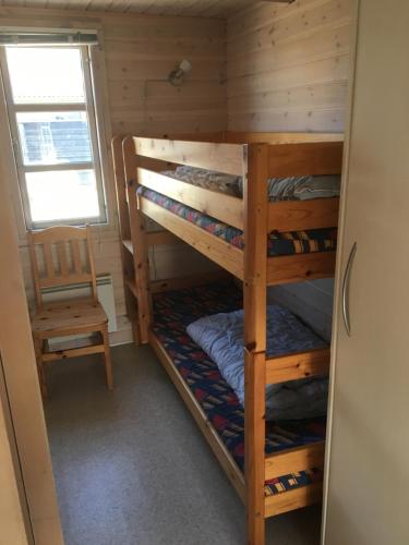 瓦伊厄斯斯特兰德维杰斯家庭小屋营地的带两张双层床和椅子的房间