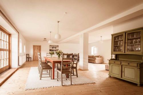 普法尔基尔兴Landhaus Holzen的厨房以及带桌椅的用餐室。