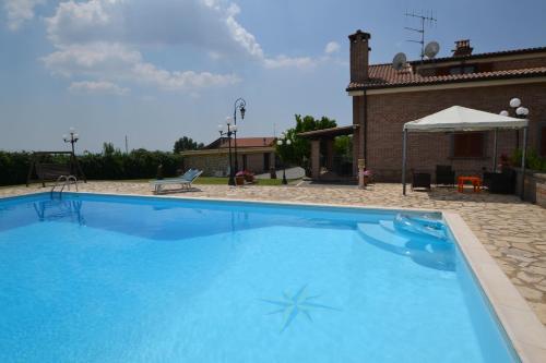真扎诺-迪罗马Villa Anna的房屋前的大型游泳池