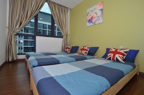 古晋Kuching City Luxury Vivacity Suite A1的带窗户的客房内的两张床