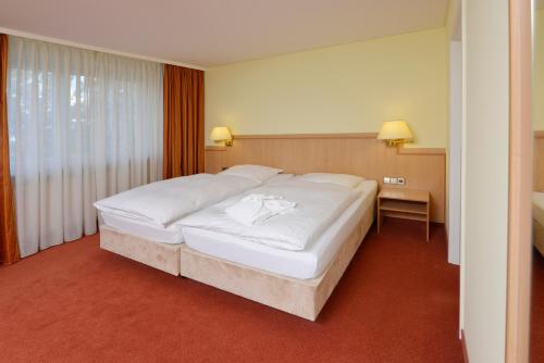 阿赫恩Hotel Sonne Eintracht的卧室配有一张白色大床