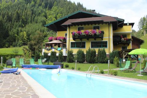 蓬高地区埃本希丽格特酒店的一座房子前设有游泳池的酒店