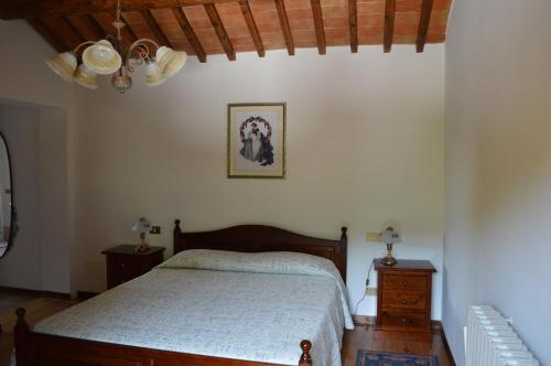 Teolo科尔德尔巴巴罗萨农家乐的一间卧室配有床和2个床头柜