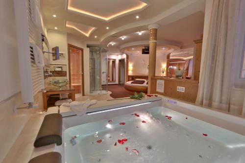 安达洛多尔斯艾薇塔酒店Spa及度假酒店的大型浴室设有鲜花浴缸。