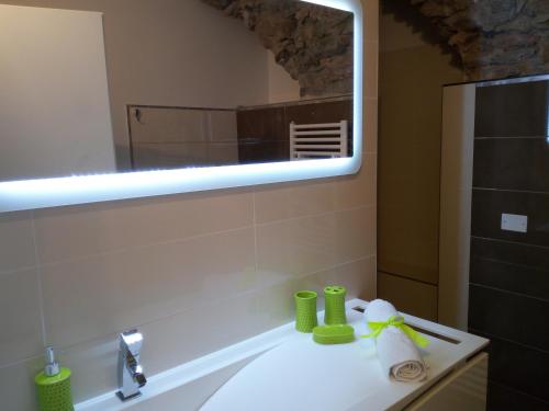 FiavèAppartamento Monte Misone的一间带水槽和大镜子的浴室