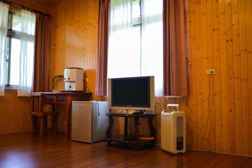 Xiulin太鲁阁峡林咖啡农庄的客房设有电视和带电脑的书桌