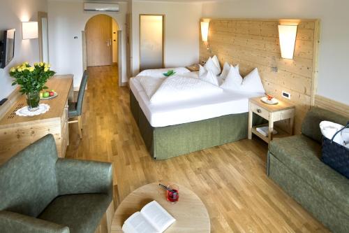 修希施瓦泽阿德勒酒店的酒店客房设有一张大床和两张沙发