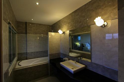 乌隆他尼基特拉达酒店的一间浴室