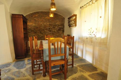 La CodoseraCasa Rural El Abuelo Alonso的一间带桌子和椅子的用餐室