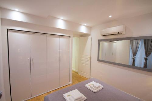 罗马维亚德尔科索公寓的一间设有白色大衣柜和镜子的客房