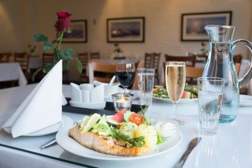 GlomfjordGlomfjord Hotel的一张桌子,上面放着一盘食物和酒杯