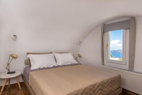 阿克罗蒂里Summer Lovers Villa的一间卧室设有一张床和一个窗口
