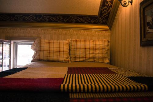 弗瑞斯科Frisco Lodge的一间卧室配有一张带拼盘床头板的床和窗户。