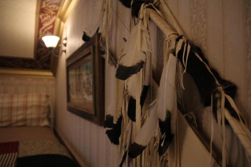 弗瑞斯科Frisco Lodge的墙上有一条墙,墙上挂着毛巾