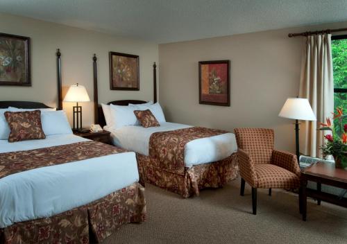 安蒂戈尼什安蒂岗尼希海洋酒店的酒店客房 - 带两张床、一张桌子和一把椅子