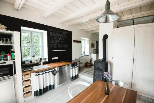 巴拉通尤洛克Noemi's Cottage的厨房配有木桌和黑色墙壁