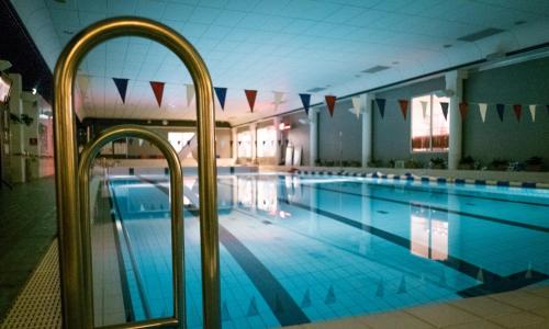 罗瓦涅米桑塔体育学院酒店的大楼内一个蓝色的大型游泳池