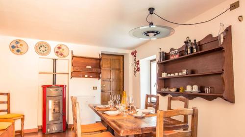 瓦伦纳Il mulino的一间带桌子和冰箱的用餐室