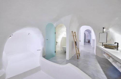 伊亚伊亚洞穴套房别墅的白色的浴室设有白色的墙壁和水槽