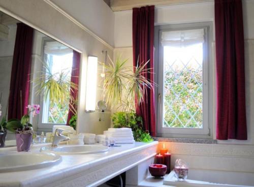 梅纳Villa Diamante的一间带两个盥洗盆和大镜子的浴室