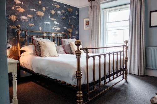 布里德波特布尔酒店的一间卧室配有一张床,墙上有贝壳