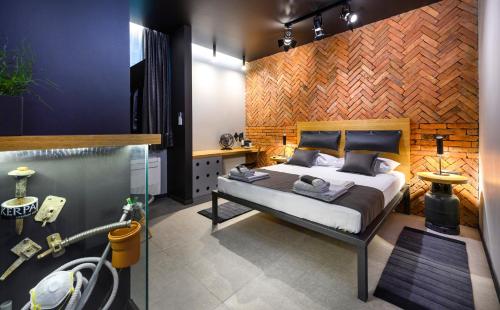 斯普利特Split Industrial Design Rooms的一间卧室配有一张木墙床