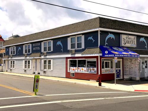 希塞德高地Buoy 16 Motel by the Beach的街道拐角处的蓝色和白色建筑