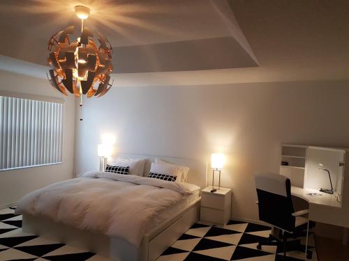 黎明城Master Luxury Room的一间卧室配有一张床和一个吊灯