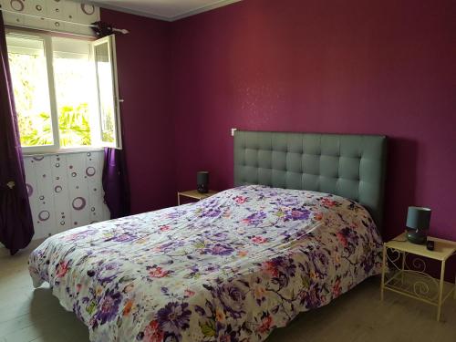 蒙莫里永19 Rue du Cadran的一间紫色墙壁上的卧室