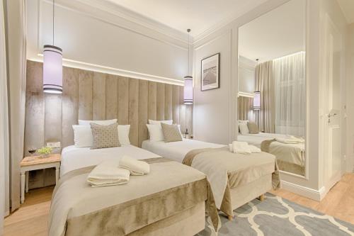 索波特Apartamenty Molo Residence的酒店客房,设有两张床和镜子
