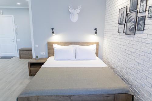 苏梅Studio Suite near Lake with Jacuzzi的一间卧室设有一张床和砖墙