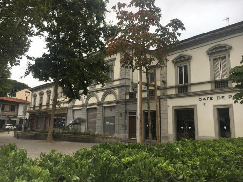 佛罗伦萨佛罗伦萨特来奥奇迪旅馆的前面有一间咖啡馆的建筑