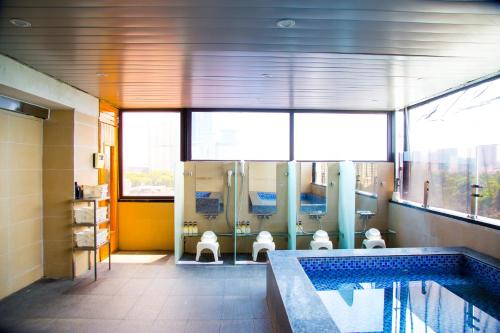 河内樱花3号酒店的带浴缸和卫生间的大型浴室。
